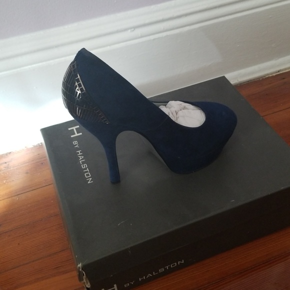 Suede metal hardware pumps - Picture 3 of 4